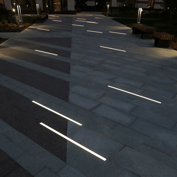 Sentiero urbano per camminare, con luce morbida